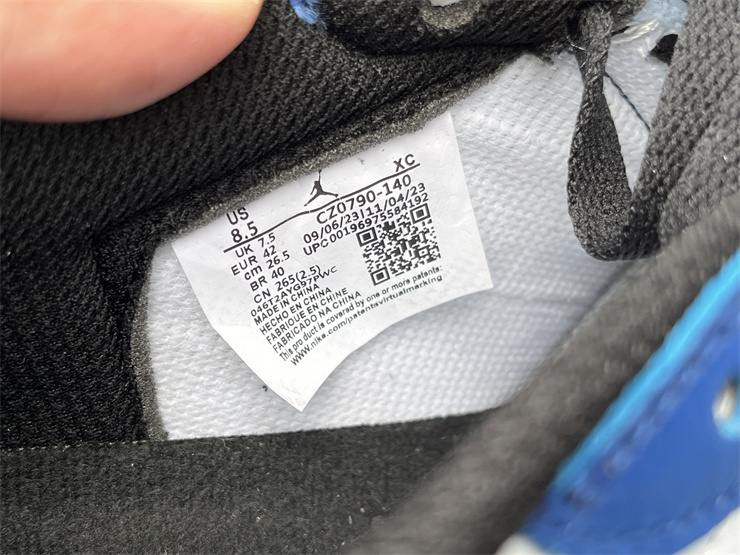 the size tag of jordan 1 low game royal